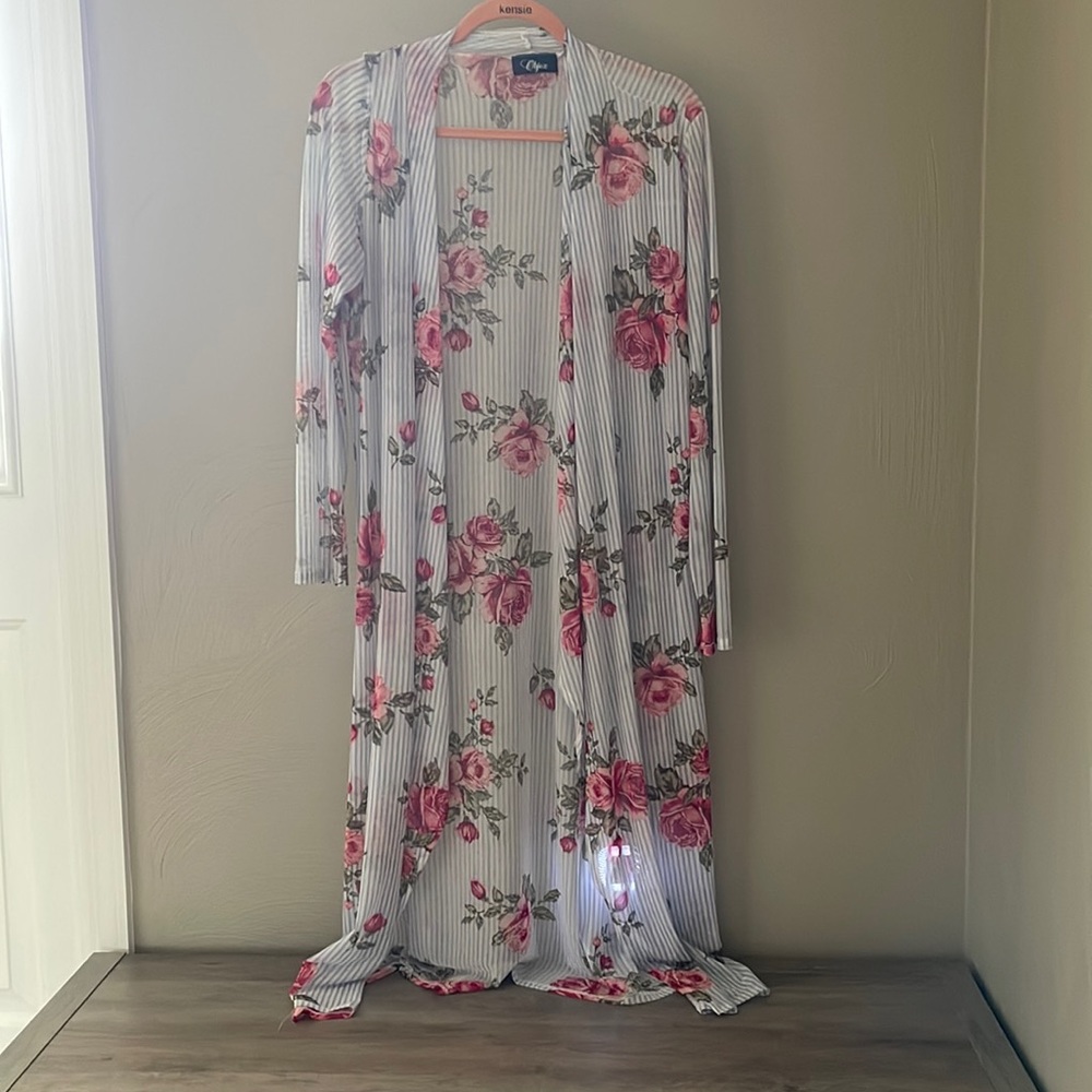 Beautiful floral cover up with open front. Mesh material.